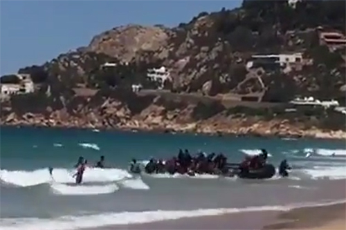Vluchtelingenboot meert aan tussen toeristen [+video]