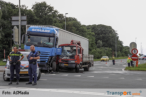 Fikse schade na ongeval grote en kleine vrachtwagen [+foto]