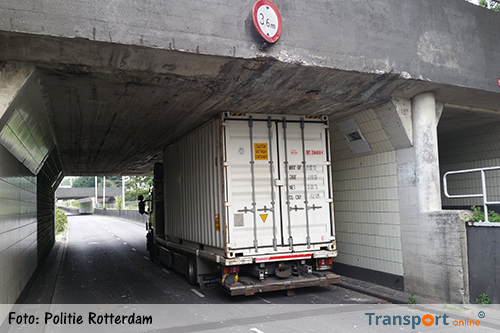 Vrachtwagen rijdt zich klem in tunneltje Rotterdam [+foto]