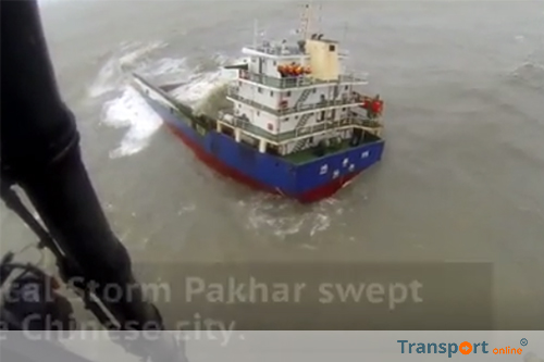VIDEO: Elf bemanningsleden gered van zinkend schip