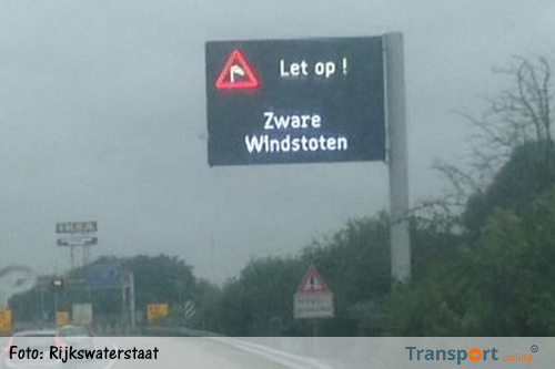 Dijk Enkhuizen - Lelystad afgesloten voor vrachtwagens vanwege harde wind