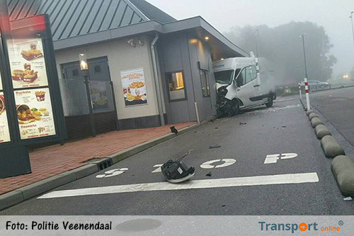 Bestelwagen rijdt KFC Veenendaal binnen [+foto's]