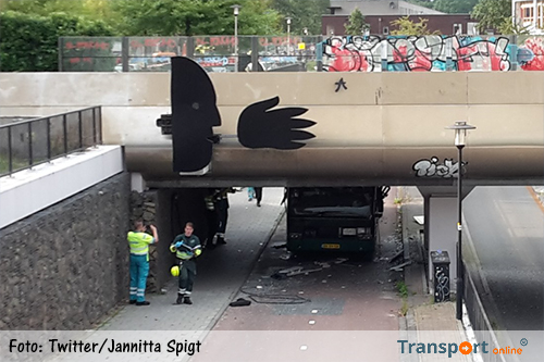 Stadsbus rijdt zich klem in fietstunnel, zeven gewonden [+foto's]