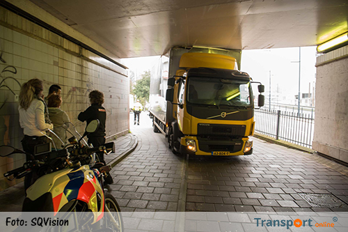 Vrachtwagen rijdt zich vast in fietstunnel [+foto]