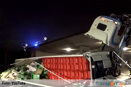 Nederlandse vrachtwagenchauffeur stort door gladheid van Duitse brug [+video's]