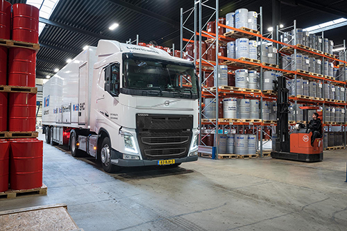 Zes nieuwe Volvo-trucks voor brandstoffentransport Den Hartog