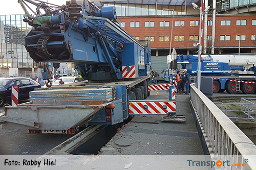 Kraanwagen zakt door brug bij Amsterdam CS [+foto]