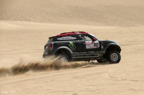 Oud-winnaar Nani Roma uit Dakar Rally na crash
