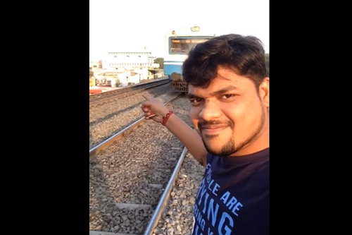 Man filmt zichzelf bij aanstormende trein en wordt geschept [+video]