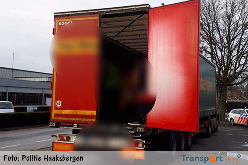Twee vluchtelingen gevonden in vrachtwagen in Haaksbergen [+foto]