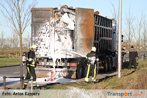 Vrachtwagen met container schroot vat vlam [+foto]