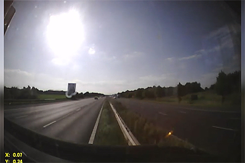 Britse politie geeft dashcambeelden vrij van in slaap gevallen spookrijdende vrachtwagenchauffeur [+video]