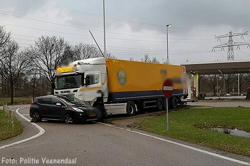 Onwel geworden vrachtwagenchauffeur botst tegen tankstation en auto [+foto]