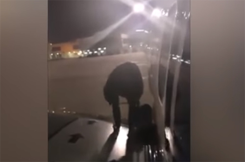 Vliegtuigpassagier stapt uit 'via de vleugel' [+video]