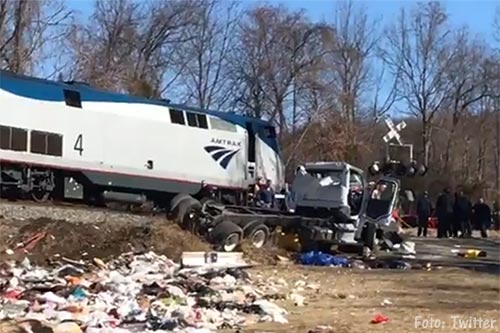 Trein met Republikeinen ramt vuilniswagen [+foto's]