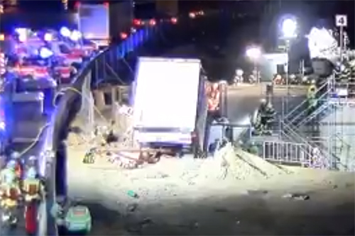 Vrachtwagenchauffeur negeert bocht en komt in tunnel in aanbouw tot stilstand [+video]
