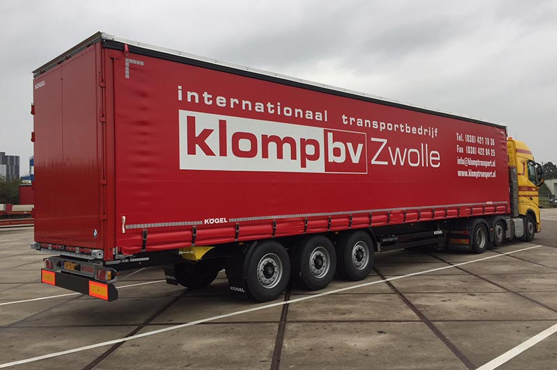 Twee Kögel schuifzeiltrailers voor Klomp Transport