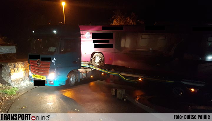 Vrachtwagen met bus rijdt zich vast in Duitse Laurenburg [+foto]