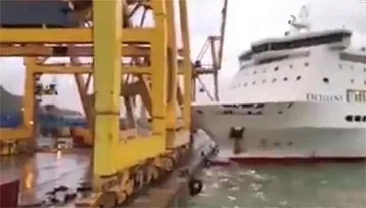 Veerboot vaart tegen containerkraan met explosie als gevolg [+video]