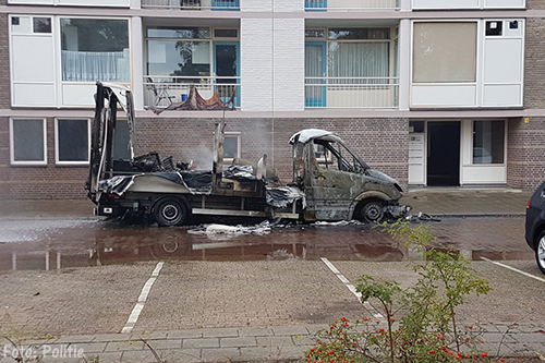 Bestelbus met drugsafval brandt uit in woonwijk in Eindhoven