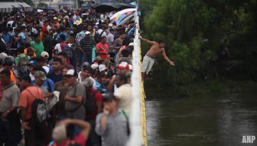 Duizenden migranten uit Honduras op weg terug naar huis