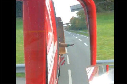 Britse vrachtwagenchauffeur wil verstekelingen lesje leren en rijdt door [+video's]
