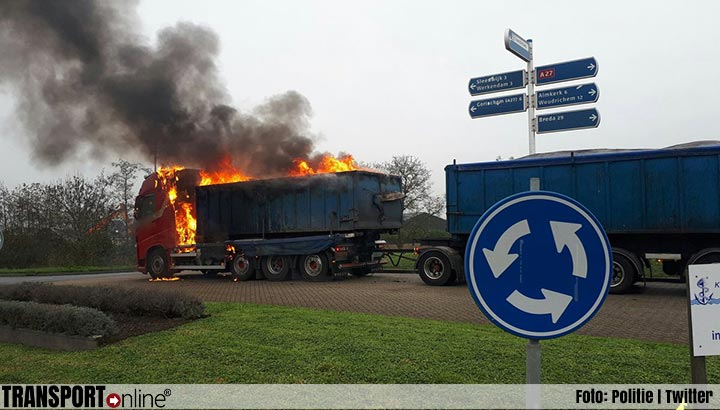 Vrachtwagen in brand gevlogen in Werkendam [+foto]