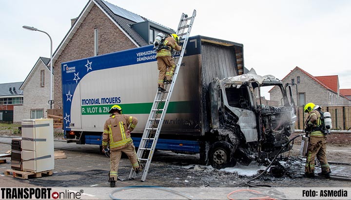 Verhuiswagen vliegt in brand tijdens uitladen [+foto]