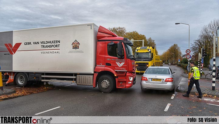 Vrachtwagen vast op paaltje in Breda [+foto]