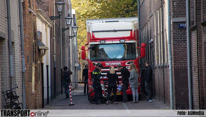 Vrachtwagenchauffeur beschadigt huis en auto in Leiden [+foto]