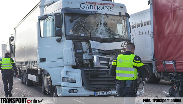 Aanrijding met vrachtwagens zorgt voor fikse file bij Hazeldonk [+foto]
