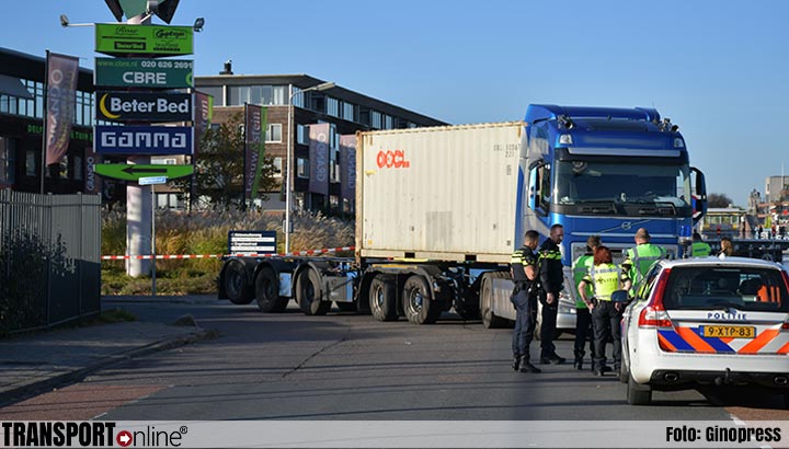 Voetganger overleden na aanrijding met vrachtwagen in Delft [+foto]