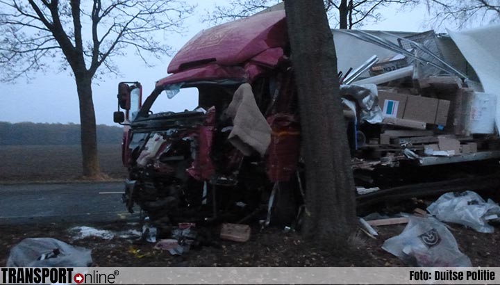 Vrachtwagenchauffeur komt om het leven bij eenzijdig ongeval [+foto's]