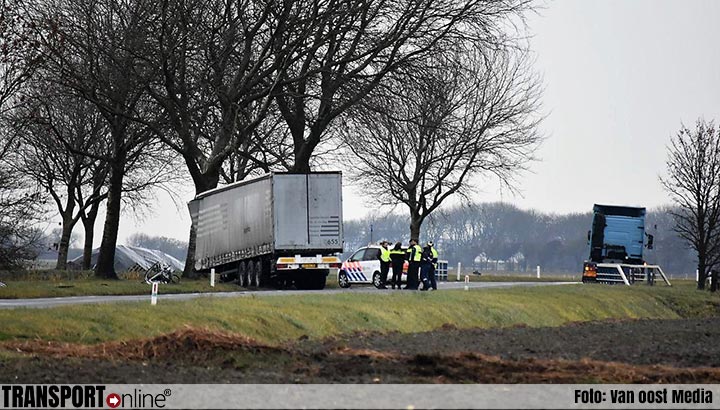 Vrachtwagen verliest oplegger op N393 en botst tegen auto [+foto]
