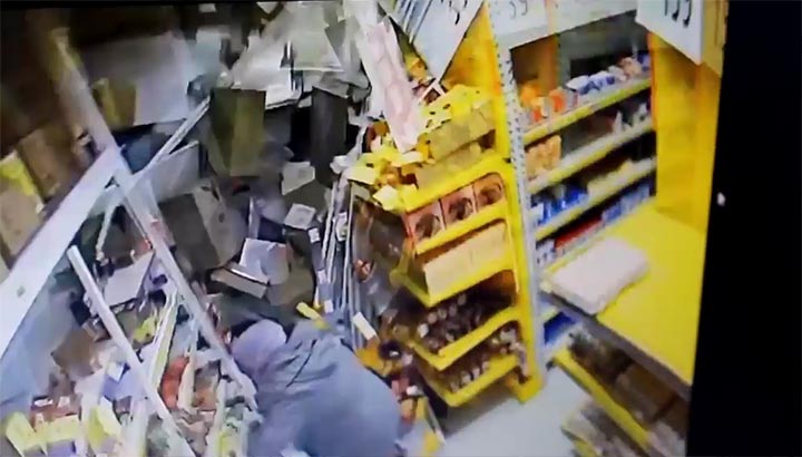 Vrachtwagen met remproblemen rijdt supermarkt binnen [+video]