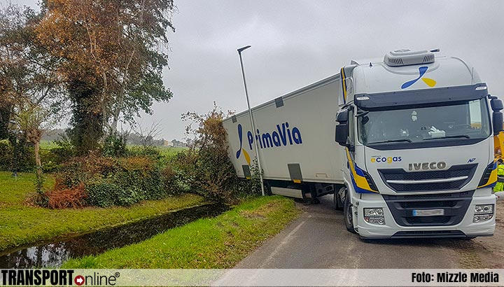 Vrachtwagen weggezakt op de Vinkenweg in Rijnsburg [+foto]