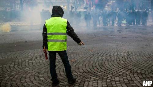 Gele hesjes steken politiebusjes in Brussel in brand [+foto's]