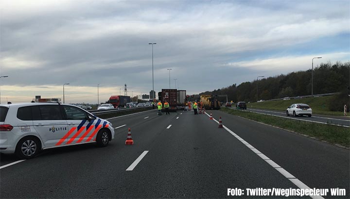 A12 bij Utrecht dicht na ongeval met twee vrachtwagens [+foto's]