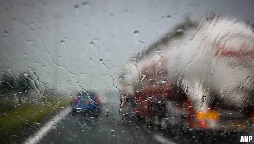 Vlaamse boetes voor inhalende vrachtwagenchauffeurs bij regen