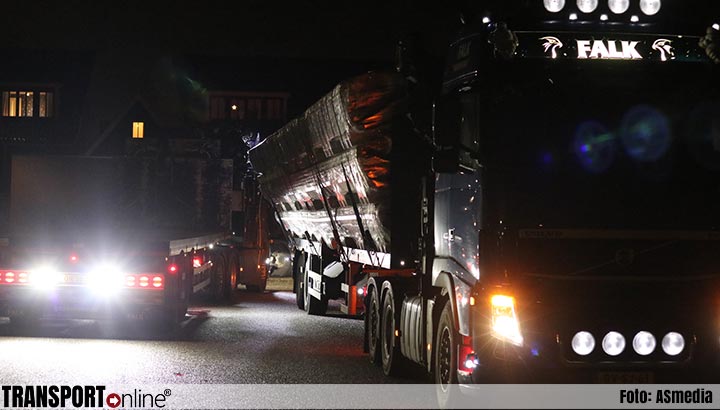 Vrachtwagen op kantelen in Barneveld [+foto]