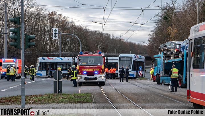 Autotransporter en tram botsen: 11 gewonden [+foto's]