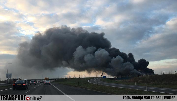 Grote brand bij Van Soest BV in Kesteren [+foto's]