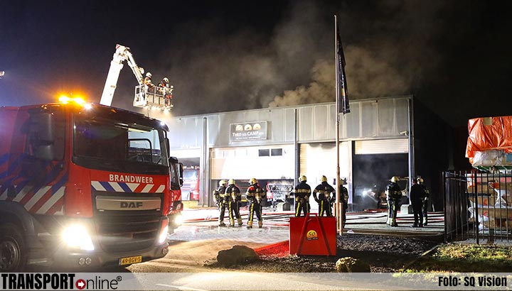 Drie vrachtwagens in brand bij transportbedrijf v.d. Camp in Oss [+foto's]