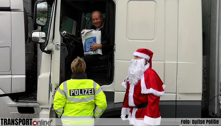 Politie Kerstman verrast vrachtwagenchauffeurs ver van huis op parkeerplaats [+foto's]