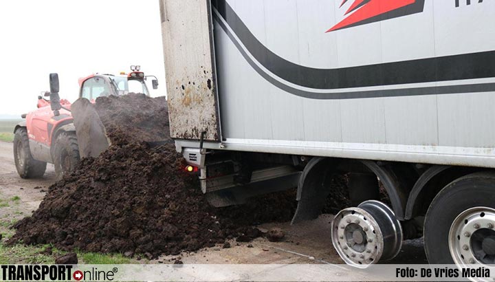 Vrachtwagenchauffeur rijdt door met klapband: meterslang spoor in wegdek op A7 [+foto's]