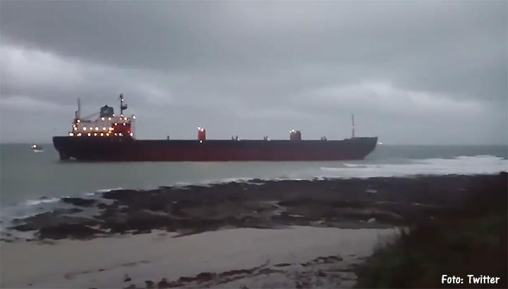 Russisch vrachtschip 'Kuzma Minin' nu vast bij Cornwall [+video]