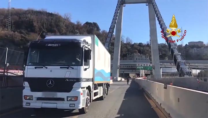 Laatste vrachtwagen van gedeeltelijk ingestorte Morandi-brug gehaald [+video]