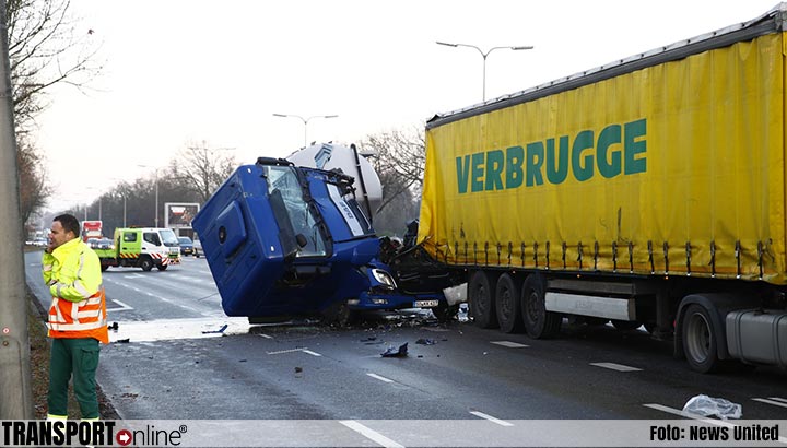 Ernstig ongeval met twee vrachtwagens in Zwolle [+foto]