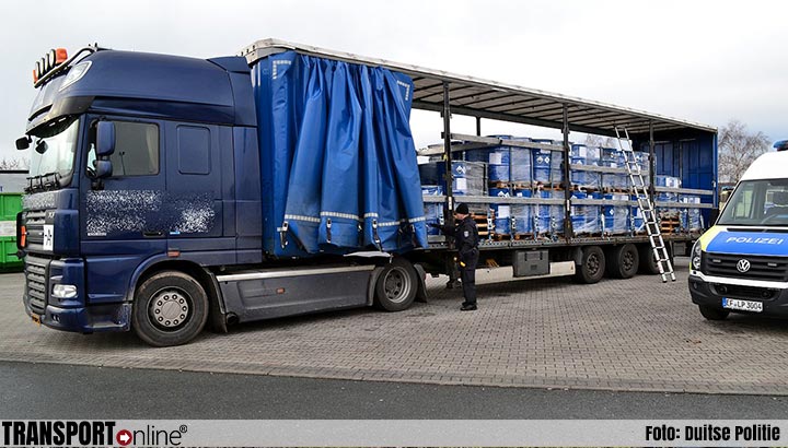 Nederlandse vrachtwagen met gevaarlijke stoffen te hard over Duitse snelweg [+foto's]