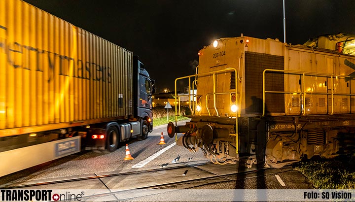 Aanrijding vrachtwagen en goederentrein op industrieterrein Moerdijk [+foto]